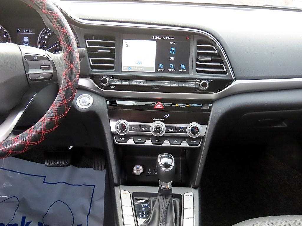 HYUNDAI Avante - Vista 10