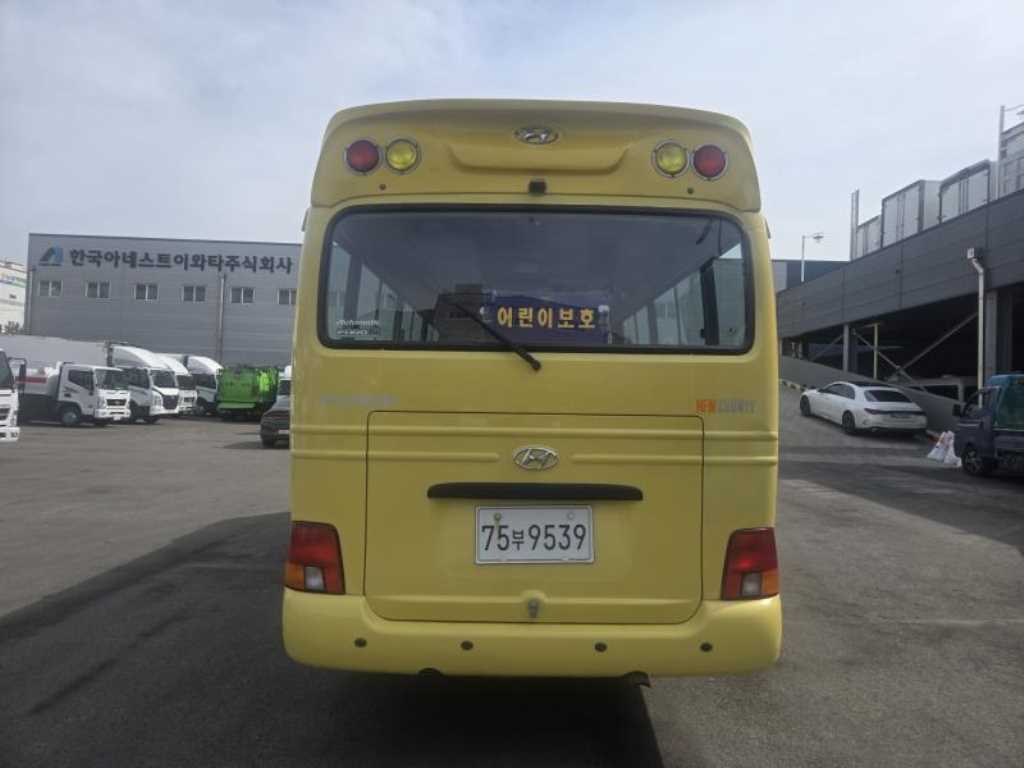 medium and large bus Hyundai bus - Vista 4
