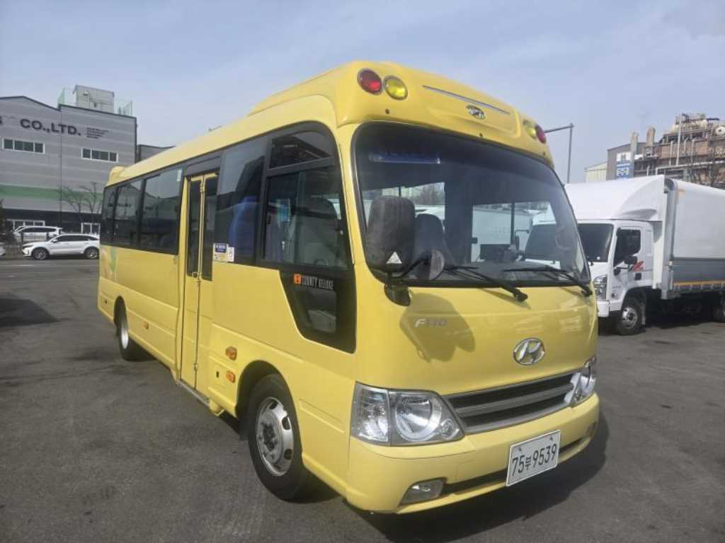 medium and large bus Hyundai bus - Vista 5