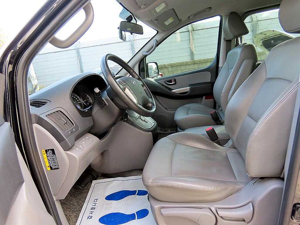 HYUNDAI Starex - Vista 5