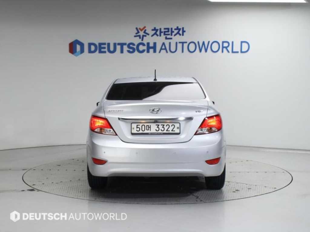HYUNDAI Accent - Vista 4
