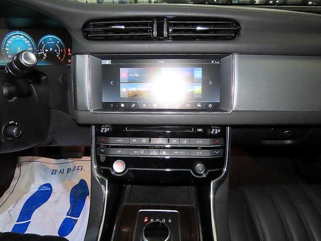 Jaguar XF - Vista 11