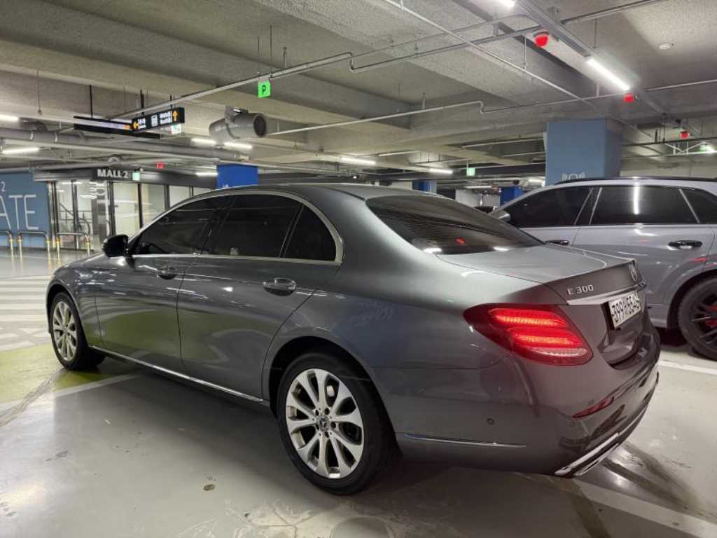 Mercedes Benz E class - Vista 5