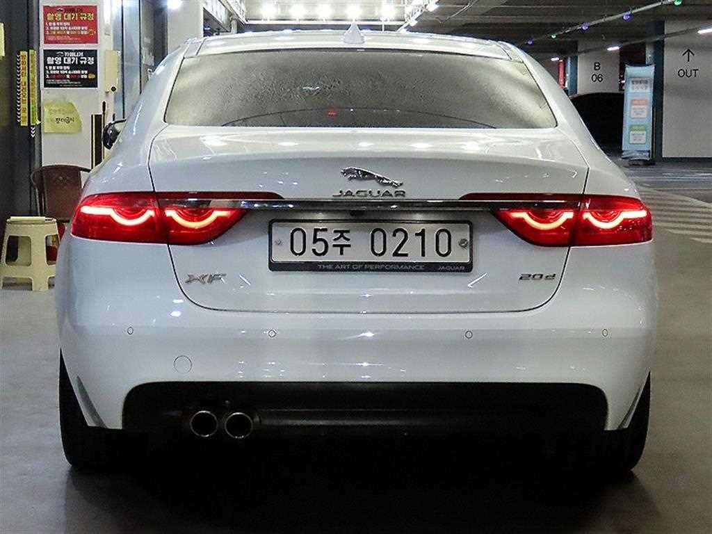 Jaguar XF - Vista 5
