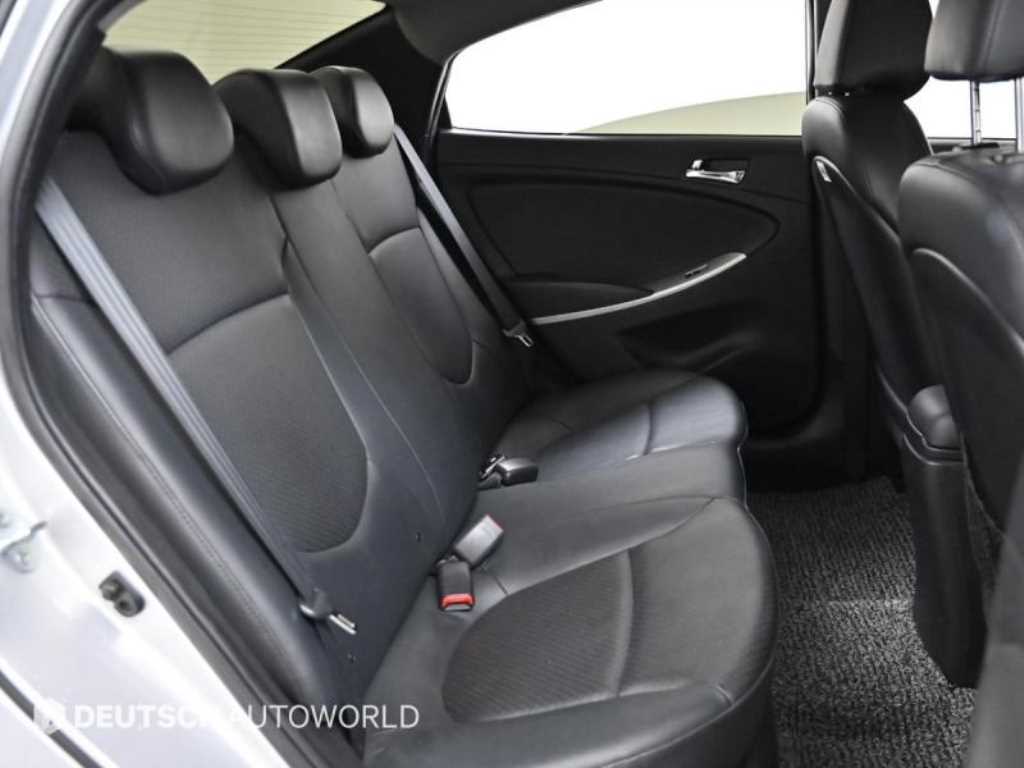 HYUNDAI Accent - Vista 12