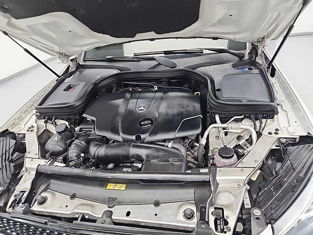 Mercedes Benz GLC Class - Vista 5