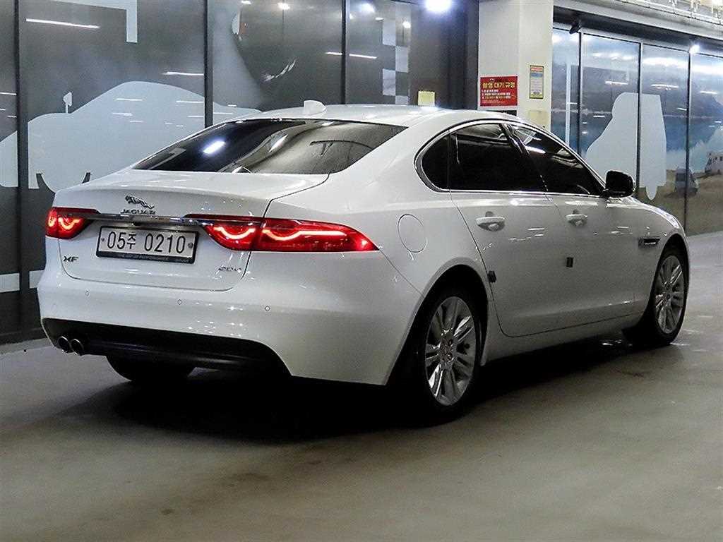 Jaguar XF - Vista 4