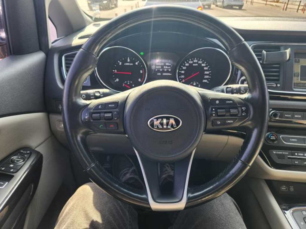 KIA Carnival - Vista 9