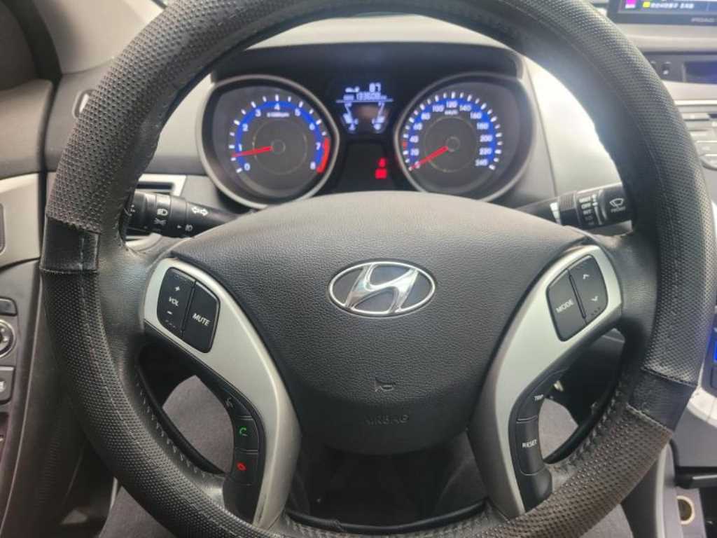 HYUNDAI Avante - Vista 7