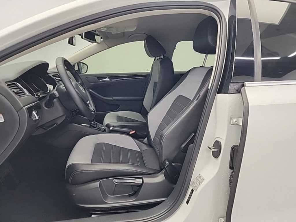 Volkswagen Jetta - Vista 11