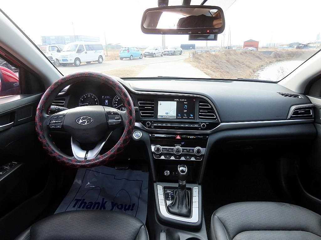 HYUNDAI Avante - Vista 9