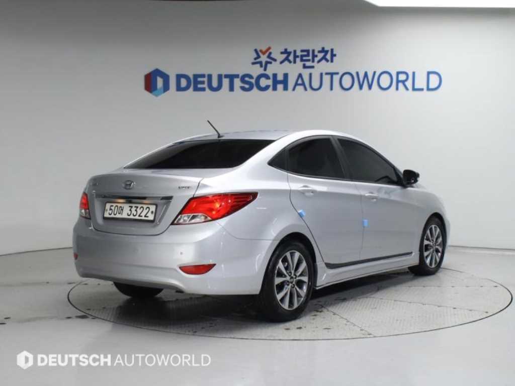 HYUNDAI Accent - Vista 2