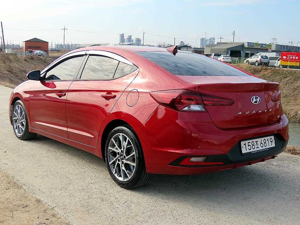 HYUNDAI Avante - Vista 3