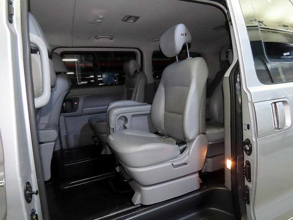 HYUNDAI Starex - Vista 7