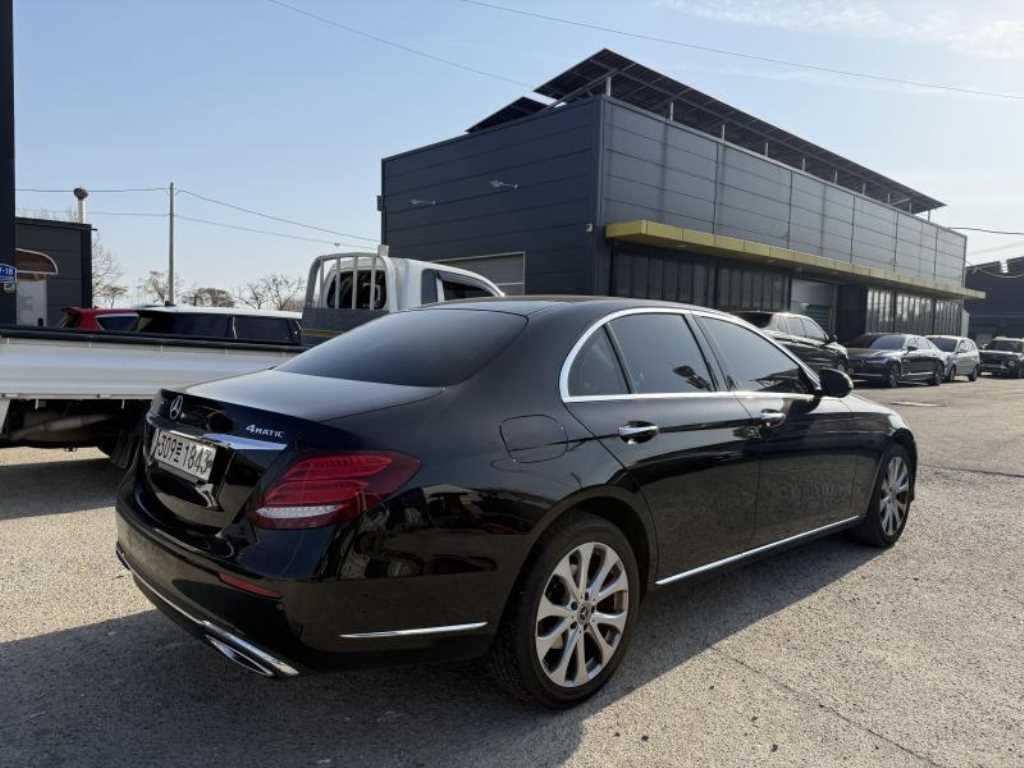 Mercedes Benz E class - Vista 4