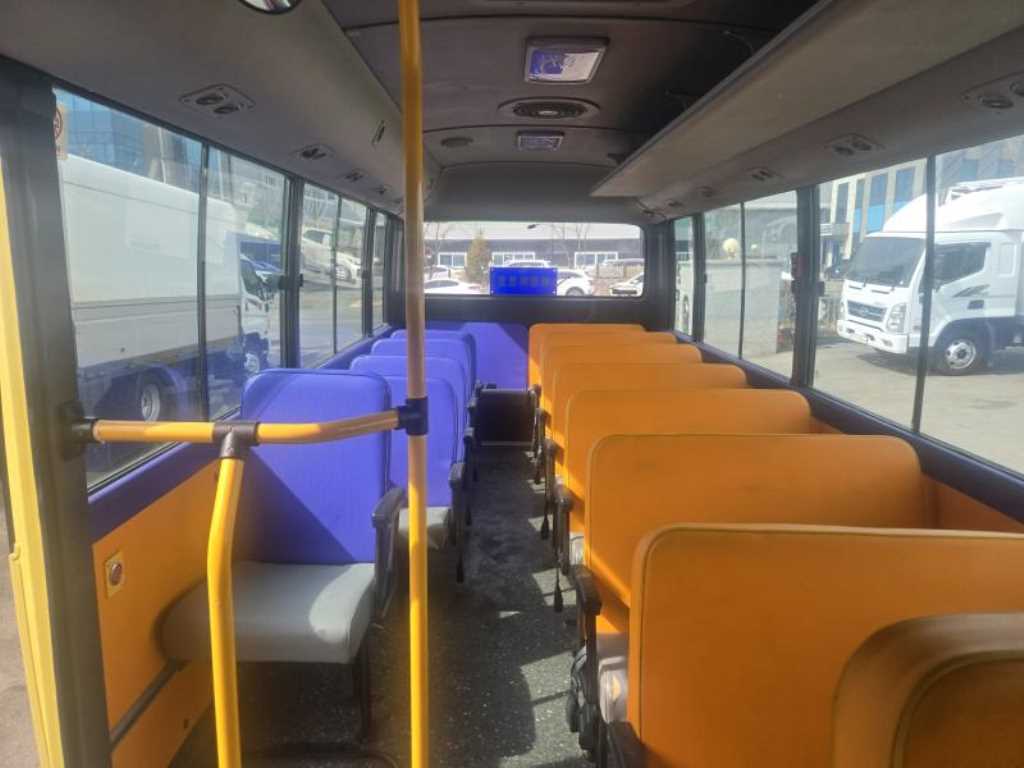 medium and large bus Hyundai bus - Vista 8