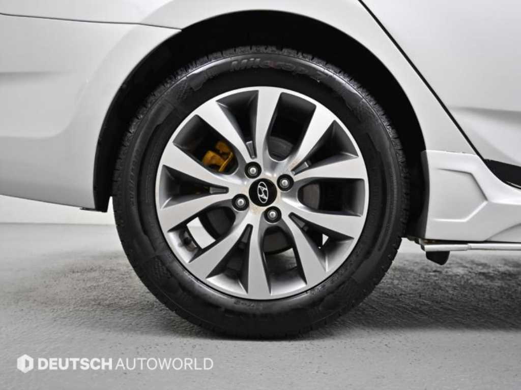 HYUNDAI Accent - Vista 5