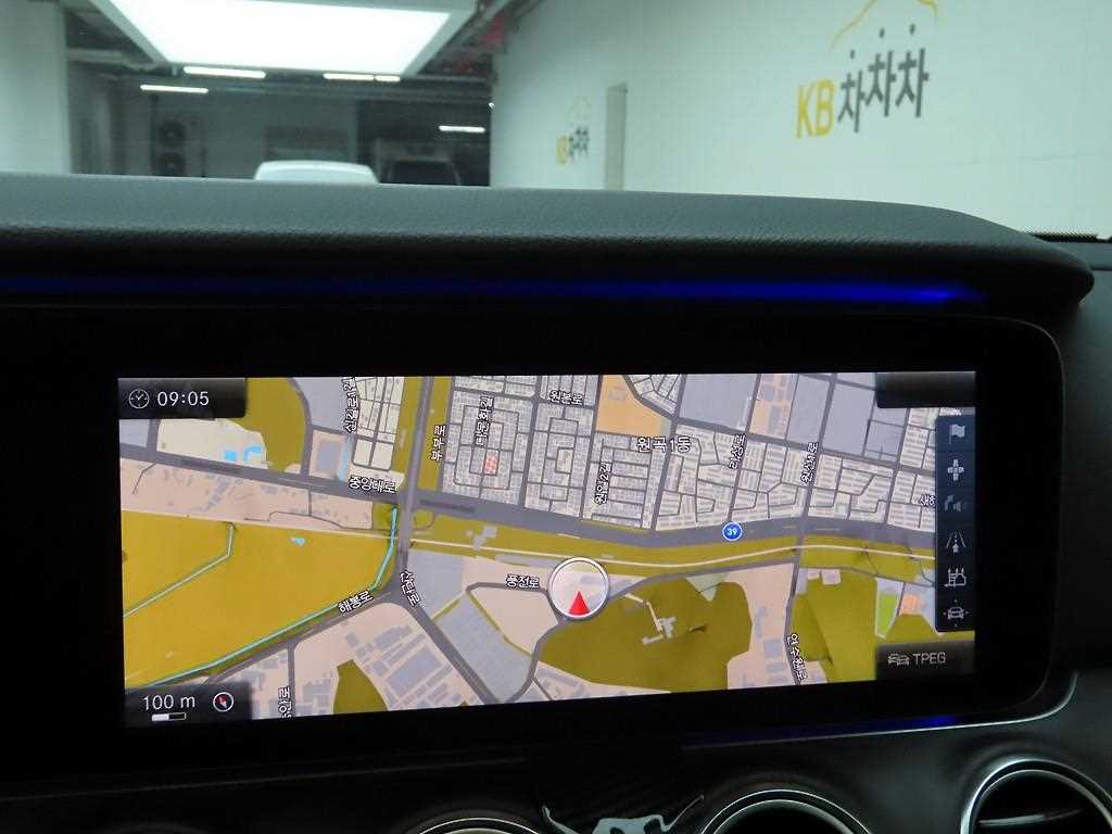 Mercedes Benz E class - Vista 8