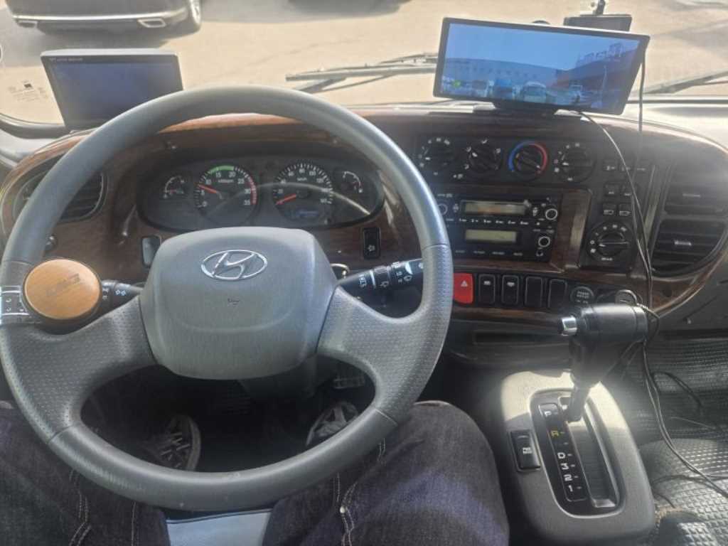 medium and large bus Hyundai bus - Vista 7