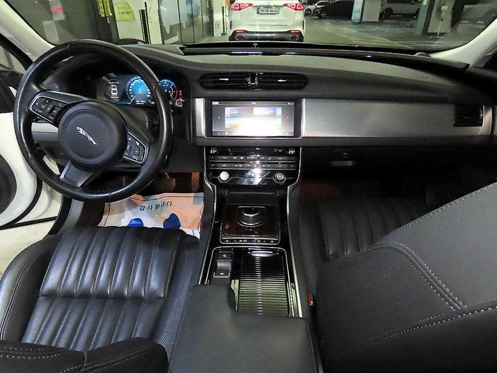 Jaguar XF - Vista 10