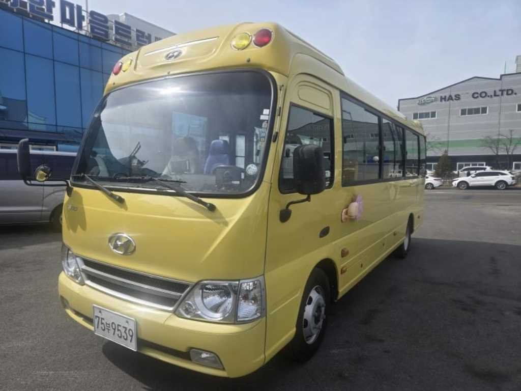 medium and large bus Hyundai bus - Vista 2