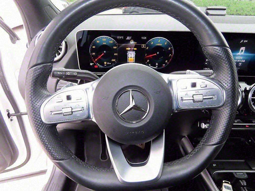 Mercedes Benz GLA Class - Vista 8