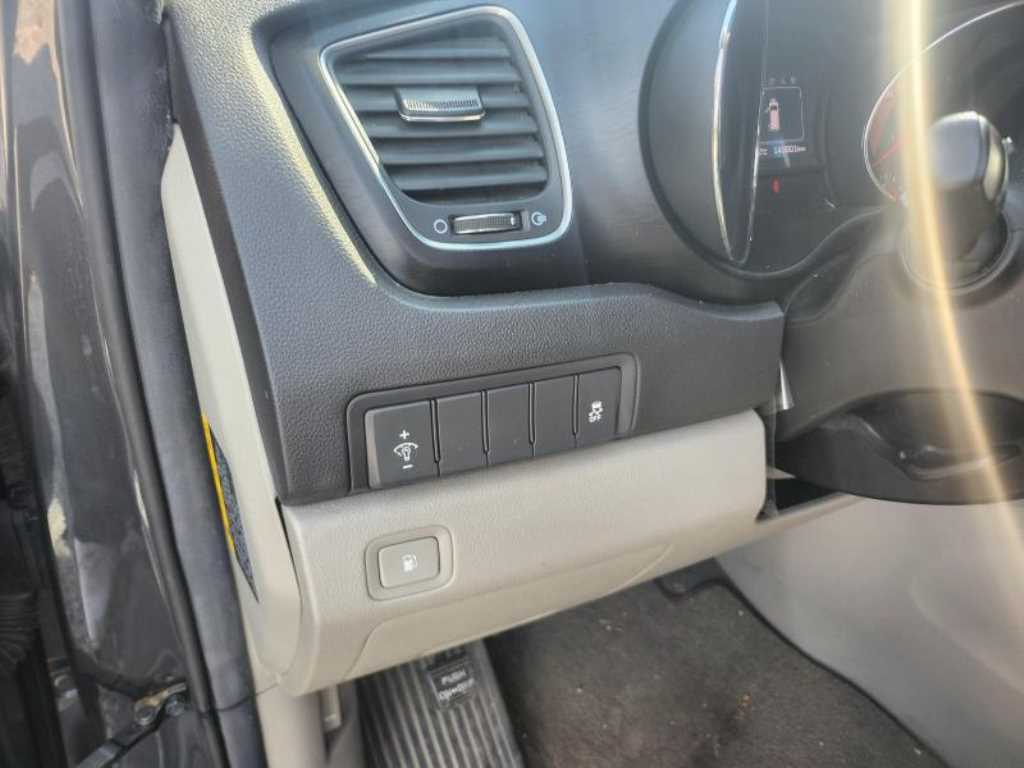 KIA Carnival - Vista 11