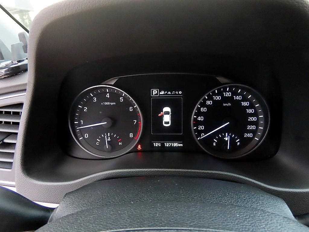 HYUNDAI Avante - Vista 9