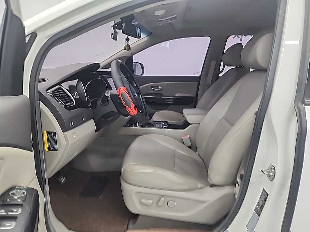 KIA Carnival - Vista 11