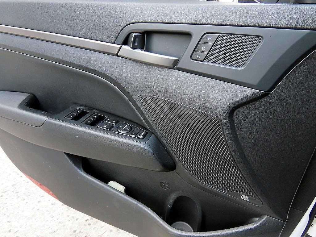 HYUNDAI Avante - Vista 11