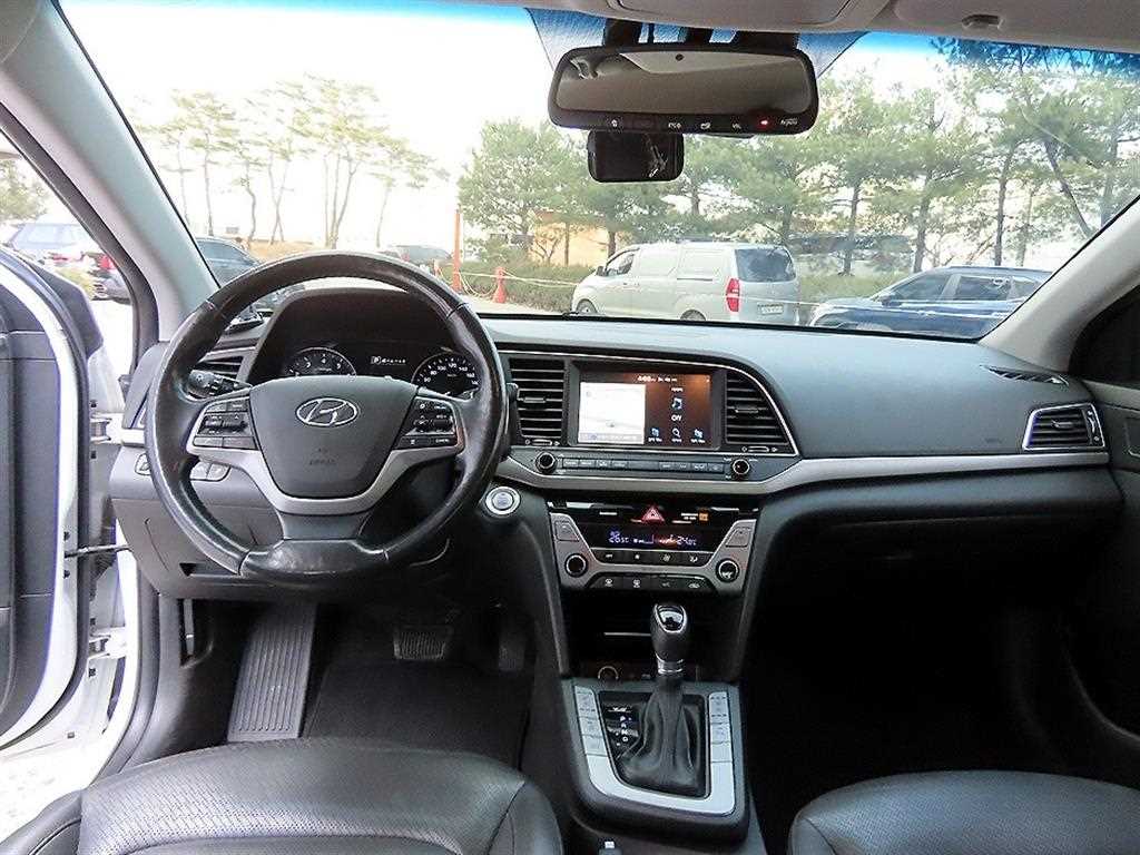 HYUNDAI Avante - Vista 7