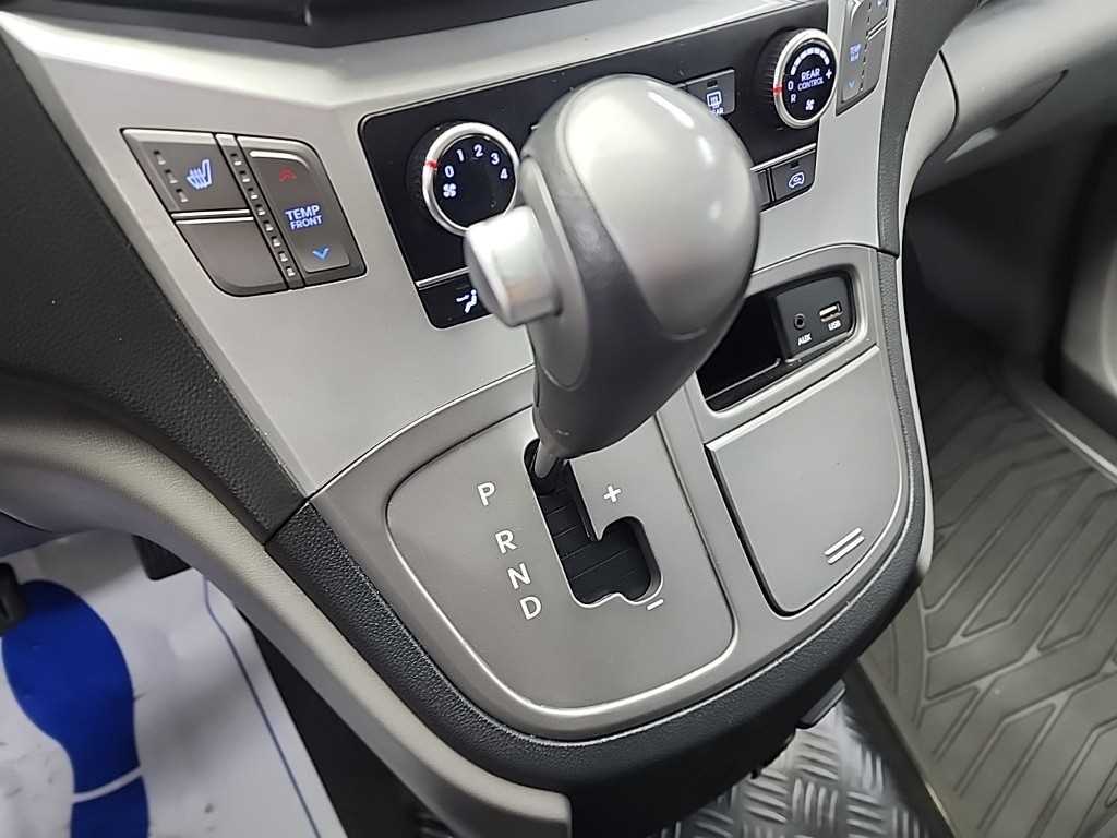 HYUNDAI Starex - Vista 8