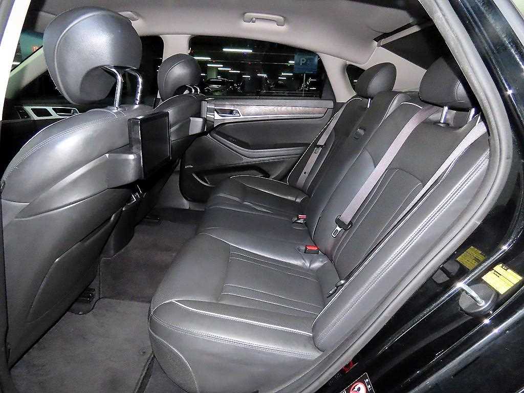 HYUNDAI Genesis - Vista 7