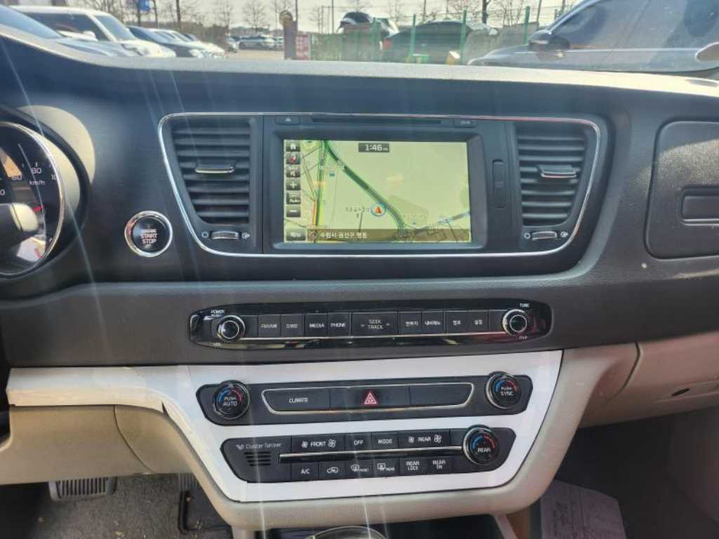 KIA Carnival - Vista 8