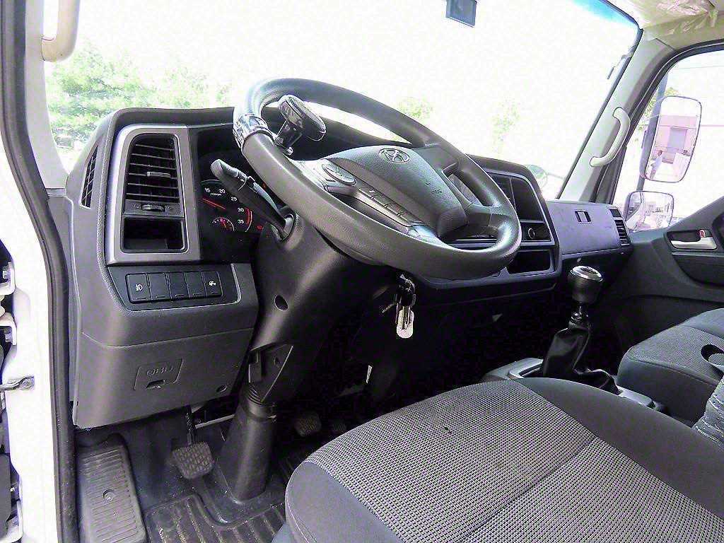 medium and large cargo truck - Vista 9