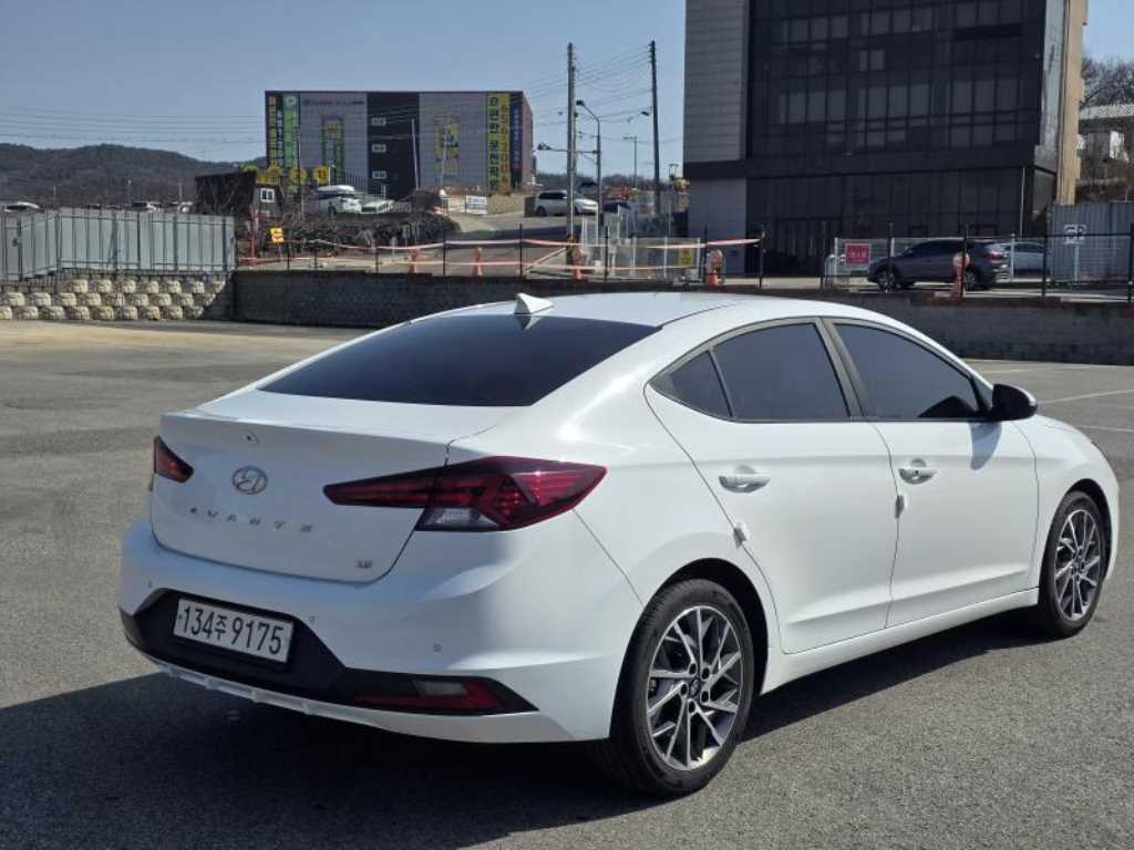 HYUNDAI Avante - Vista 4