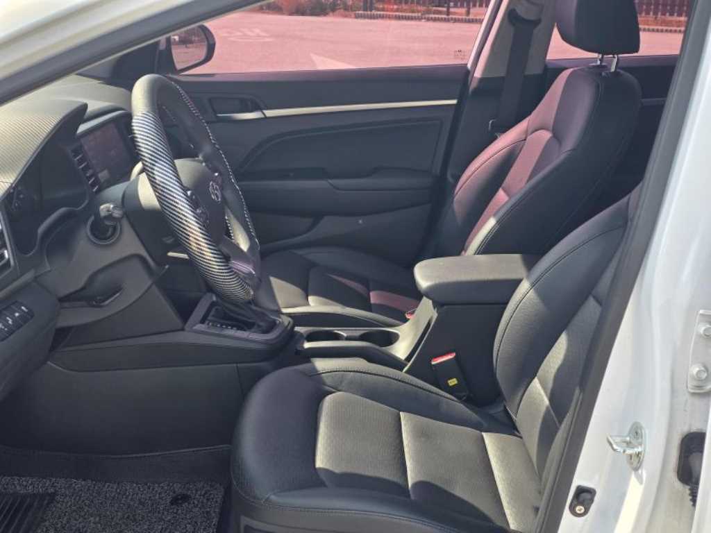 HYUNDAI Avante - Vista 8