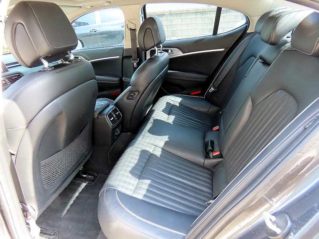 Genesis G70 - Vista 6