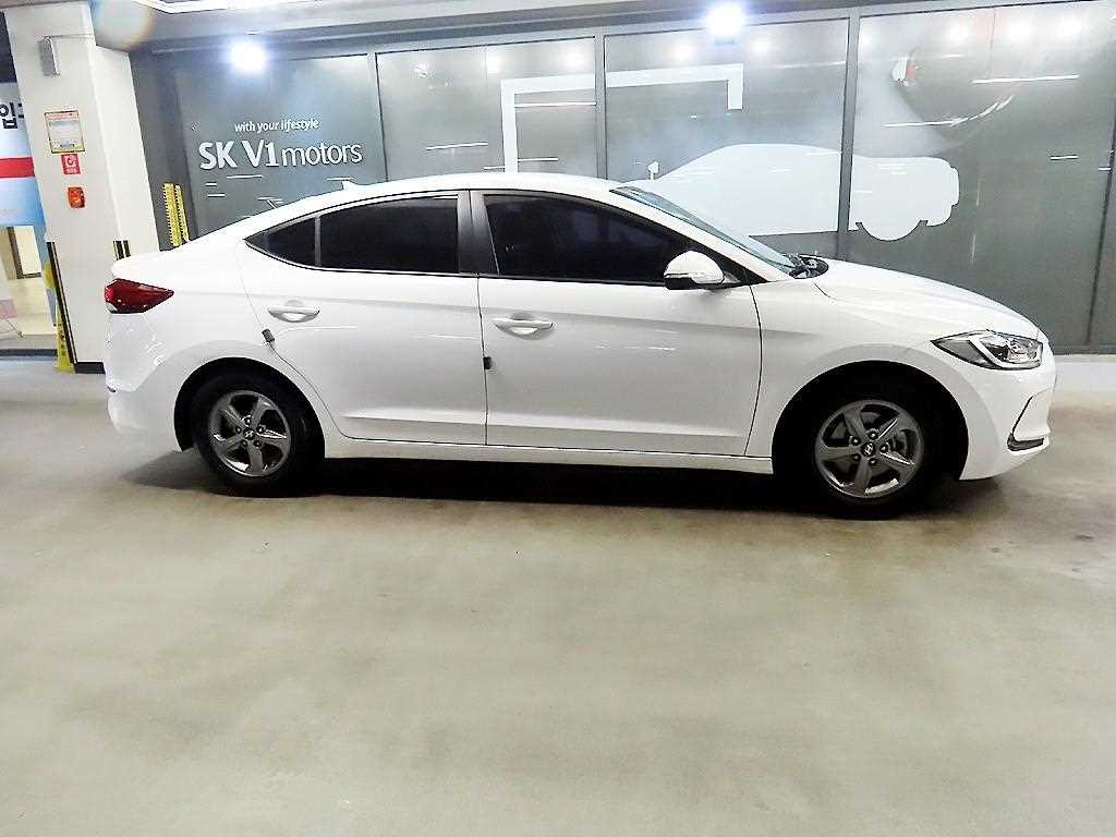 HYUNDAI Avante - Vista 3