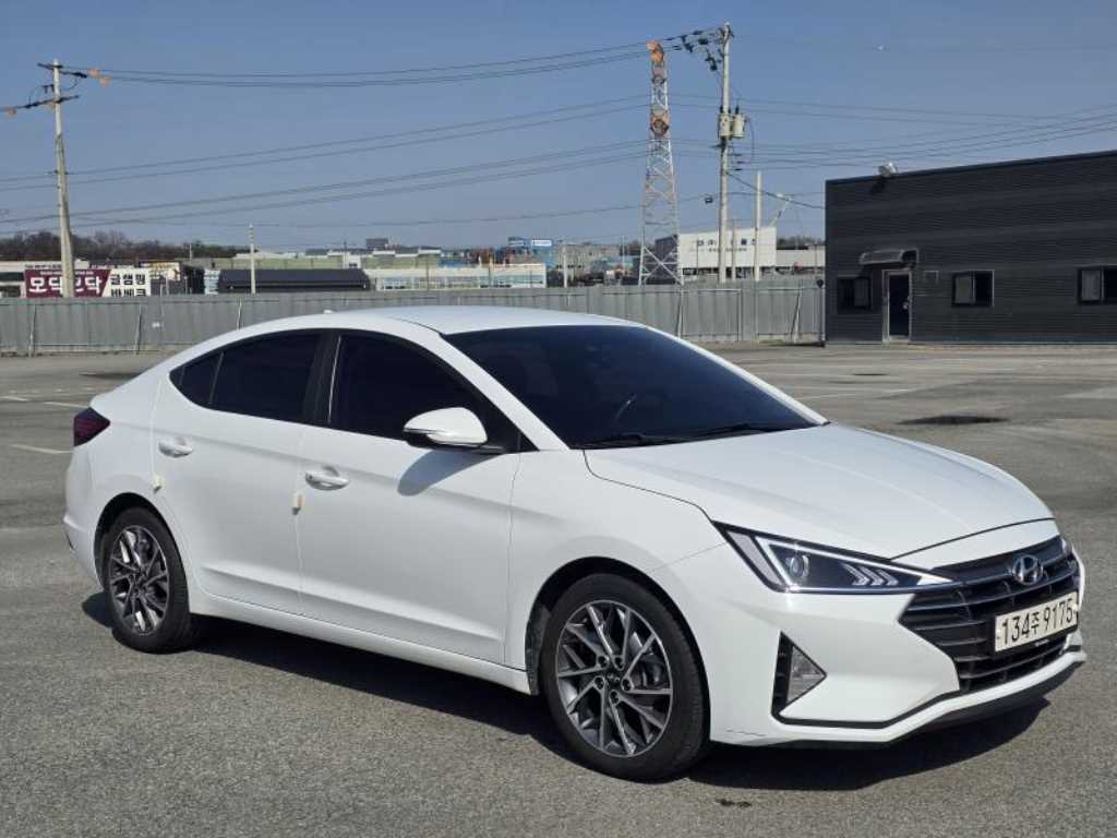 HYUNDAI Avante - Vista 3