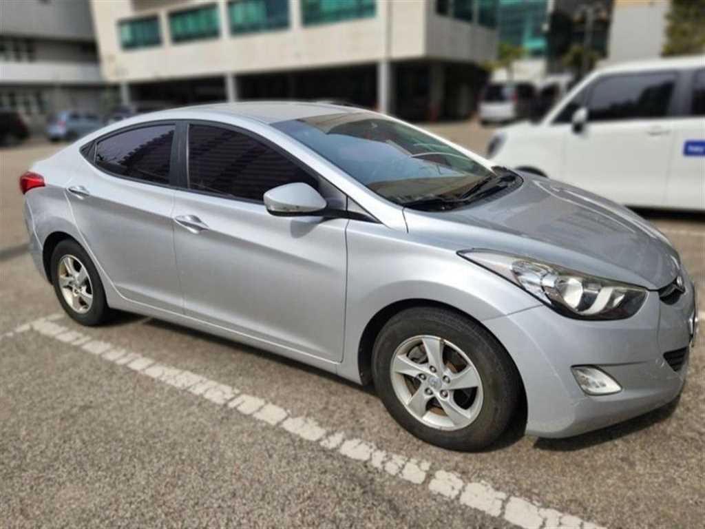 HYUNDAI Avante - Vista 3