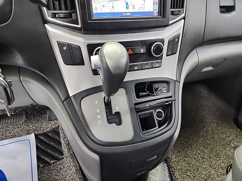 HYUNDAI Starex - Vista 8