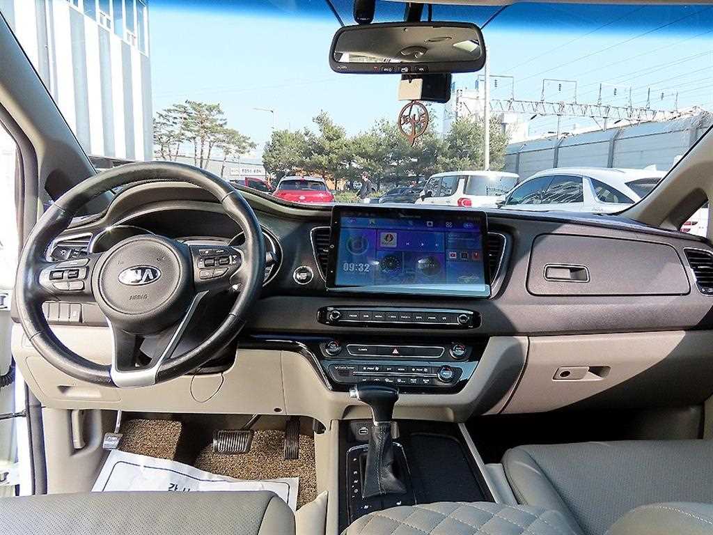 KIA Carnival - Vista 8