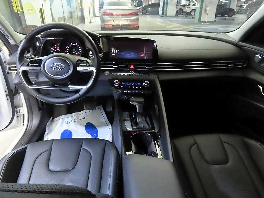 HYUNDAI Avante - Vista 10