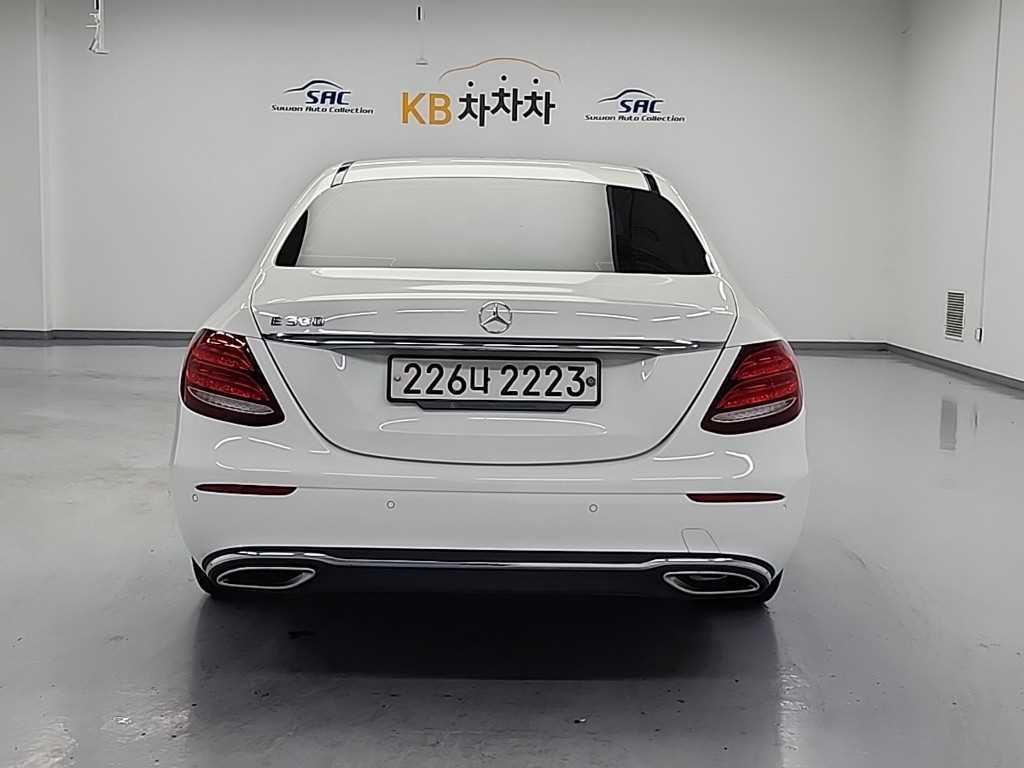 Mercedes Benz E class - Vista 3