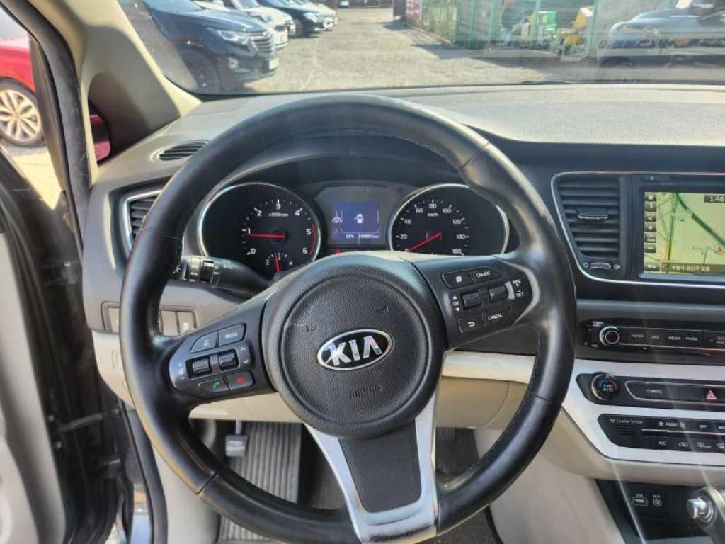 KIA Carnival - Vista 9