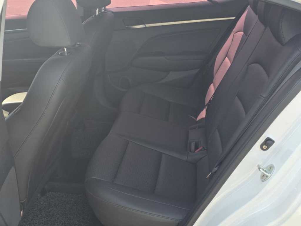 HYUNDAI Avante - Vista 10