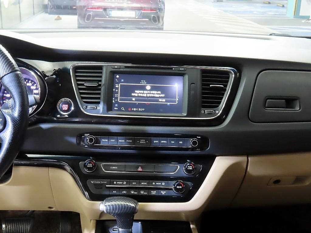 KIA Carnival - Vista 11