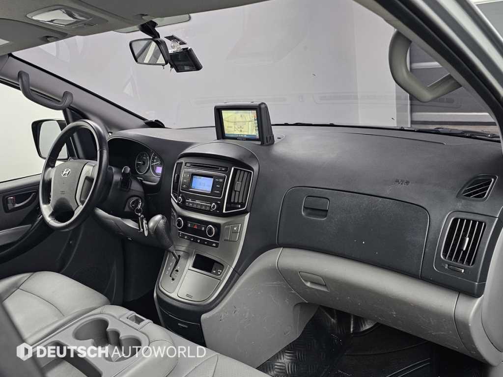 HYUNDAI Starex - Vista 7