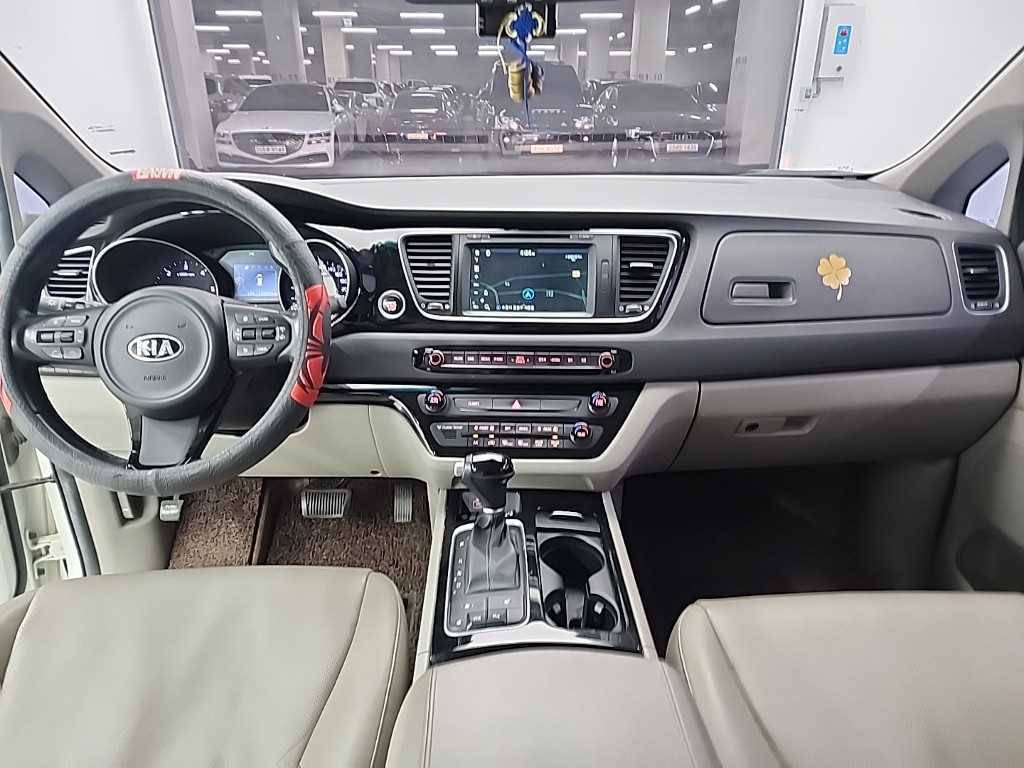 KIA Carnival - Vista 7